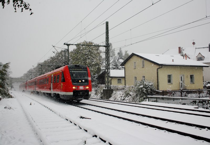 Am Nachmittag des 15.10.09 wurde der Schneefall immer strker. 612 098 fhrt als RE 3791, Nrnberg-Dresden, durch Freiberg.