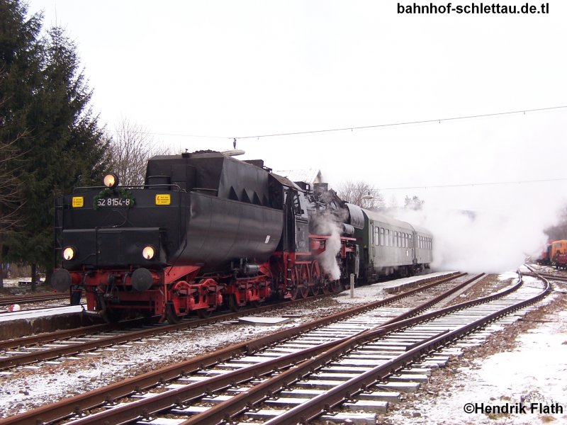 Am Nachmittag des 15.12.2007 wartet die Leipziger 52 8154-8 im Bahnhof Schlettau auf die Ausfahrt in Richtung Schwarzenberg
