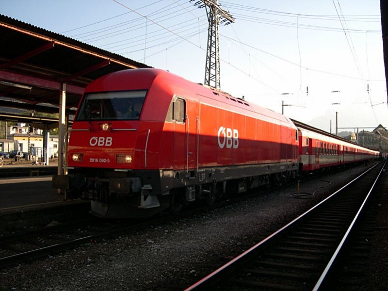 Am Nachmittag des 17.10.2005 wird Herkules 2016 092-5 ab Salzburg einen Regionalzug nach Braunau am Inn bringen. Der Zug besteht noch komplett aus Original-Schlieren oder deren Nachbauten.