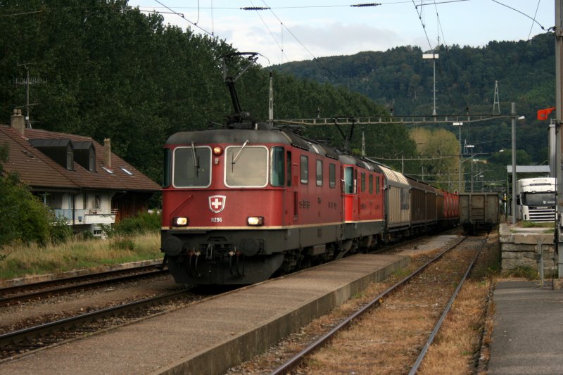 Am Nachmittag des 17.9.2009 fhrt der Gterzug 90136 durch Yvonand. Bespannt ist der Zug mit einer Doppeltraktion Re 4/4 II mit der 11296 vorne.