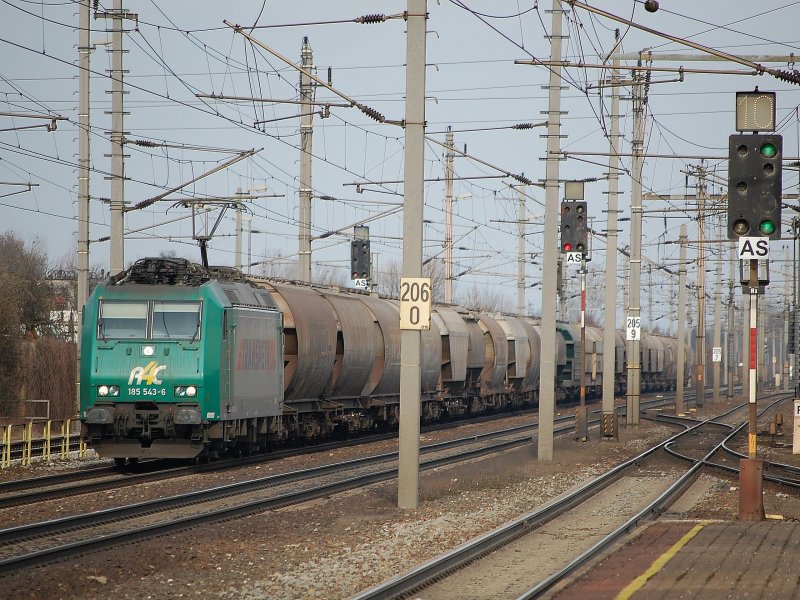Am  Nachmittag des 23.02.2008 ist die 185 543
mit einem Gterzug in Marchtrenk durchgefahren.