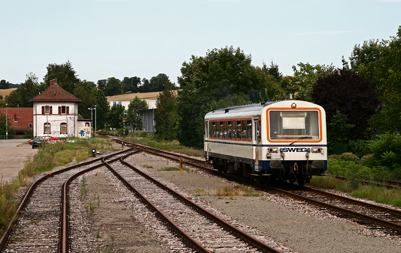 Am Nachmittag des 27. Juli 2009 verlsst der VT 120 vom Typ NE 81 auf seiner Fahrt nach Meckesheim den Bahnhof von Helmstadt (Baden).