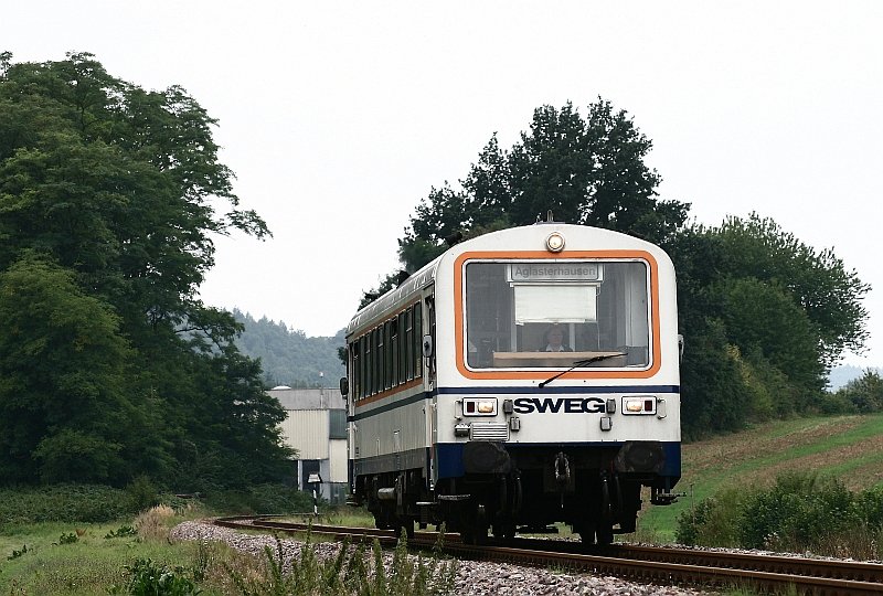 Am Nachmittag des 29. August 2008 fhrt der VT 120 vom Typ NE 81 der SWEG Waibstadt als SWE 70731 (Meckesheim - Aglasterhausen) bei Neckarbischofsheim Nord in Richtung Helmstadt (Baden).