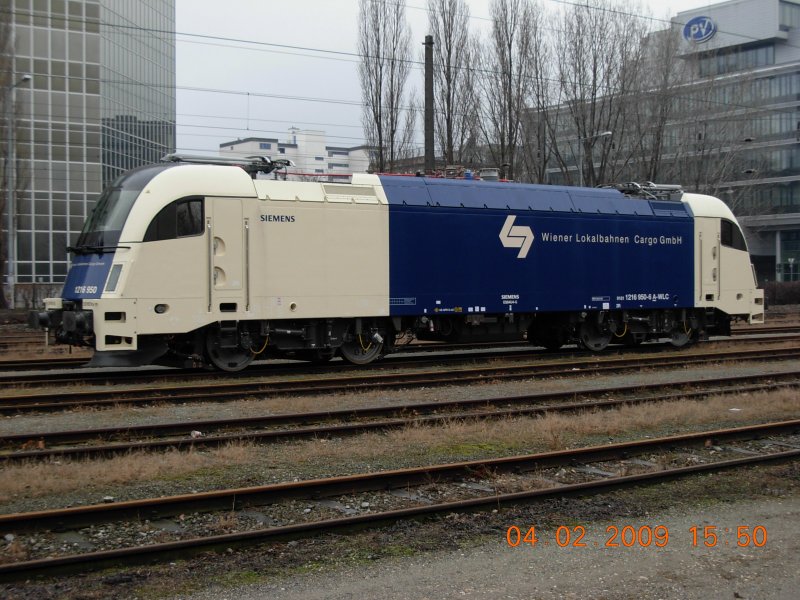 Am Nachmittag des 4.2.2009 war diese nagelneue, perfekt gewaschene (nicht ein einziges Staubkorn war auszumachen) Taurus-Lokomotive der Wiener Lokalbahnen AG auf dem Wiener Handelskai abgestellt. Es handelte sich um ein Fahrzeug der Baureihe 1216 (1216 950-6), das zu meinem Erstaunen mit lediglich zwei Stromabnehmern ausger�stet war.