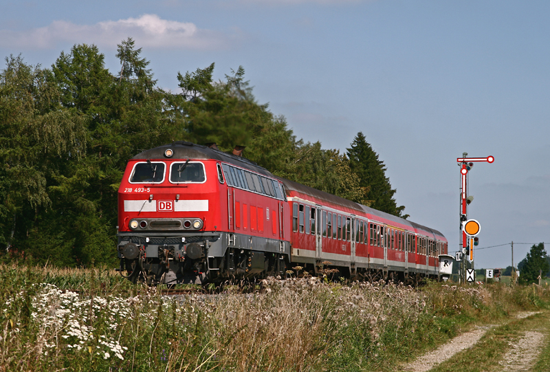 Am Nachmittag des 5. August 2009 beschleunigt die in Kempten (Allgu) beheimatete 218 493 mit dem typischen „Rasenmher-Sound“ des 16 V R 4000 - Motors die RB 32804 von Augsburg nach Hergatz aus dem Bahnhof von Sontheim in Richtung Memmingen.