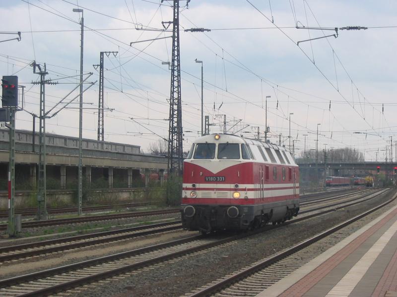 Am Nachmittag des 6. Aprils 2005 durchfuhr V180 331, fr mich vllig berraschend, Hanau Hauptbahnhof. Leider spielten neben der einen Frontlampe der Lokomotive auch das Wetter nicht so ganz mit.