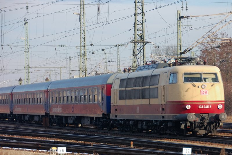 Am Nachmittag sollte mir 103 245-7 noch einmal begegnen: 14:45 Uhr durchfuhr sie den Bahnhof von Donauwrth mit selbigem Zug vom Morgen, ihr Ziel: Nrnberg. (28.11.2008)