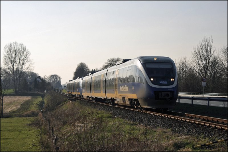 Am nchsten Abend sind VT716 und VT701 fr die RB67 (NWB81556)  DER WARENDORFER , Mnster(Westf)Hbf - Bielefeld Hbf, eingeteilt und rollen die  STEIGUNG  zwischen Raestrup-Everswinkel und Warendorf hinab.
