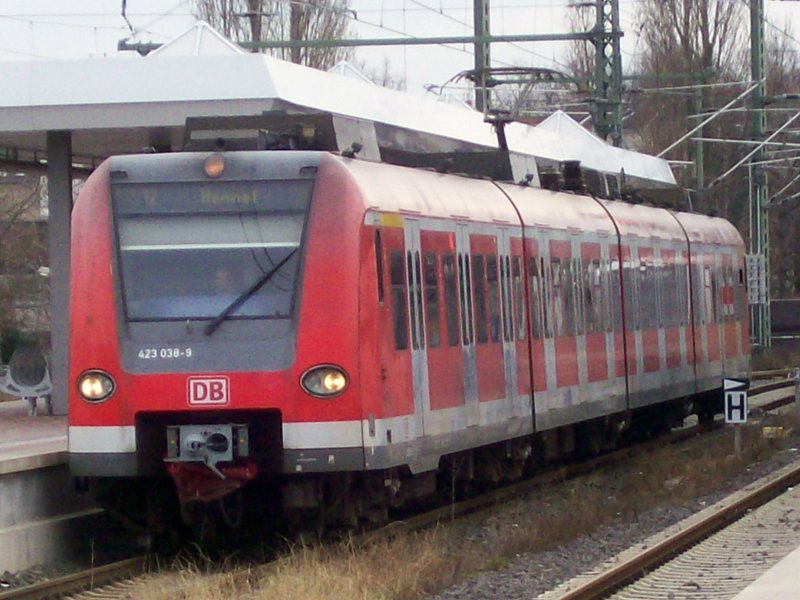 Am n�chsten Tag, dem 17.02.2007, ist der 423 038/538 ebenfals auf der S12 im Einsatz. Hier Abfahrtbereit in D�ren
