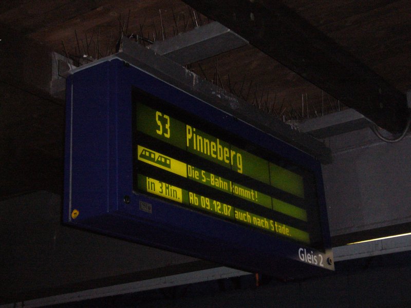 Am nchsten Tag sollte es losgehen: die Zweistrom-S-Bahn von HH-Neugraben nach Stade, Zugzielanzeiger in Neugraben am Abend des 8. Dezember 2007