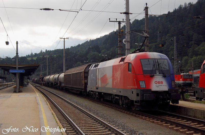 Am nchsten Tag stand 1116 003-3 mit der Rckleistung von Hall i.T. nach Villach Sd Gbf. im Bahnhof von Schwarzach-St.Veit bereit,hier wartet sie auf ihre Vorspannlok (sterreichurlaub 15.08.09)