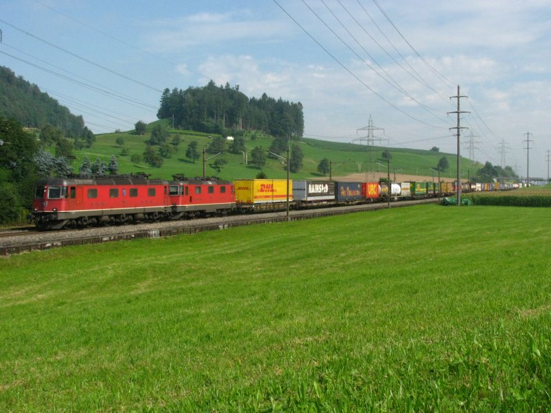 Am Nationalfeiertag (01.08.2009) machte sich dieses Re 10/10 Packet mit einem GZ  auf zum Gotthard.Aufgenommen zwischen Rotkreuz und Immensee.