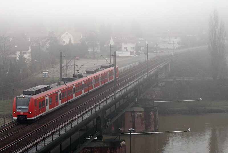 Am nebligen 23. Dezember 2008 berquert der Ludwigshafener 425 240 als S1 von Osterburken nach Homburg bei Neckargemnd den Neckar. Mit einer Fahrzeit von ber 3 1/2 Stunden ist die S1 der S-Bahn Rhein Neckar die lngste S-Bahnlinie in Deutschland.