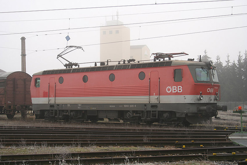 Am nebligen 9. Dezember 2008 stand die 1044 035 vormittags im Heizhaus Amstetten.