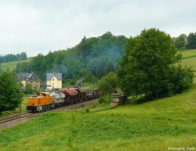 Am Ortsende von Raschau befindet sich dieser schne Fotopunkt, welcher von 106 992 mit DGS 91905 am 22.05.2009 passiert wird.