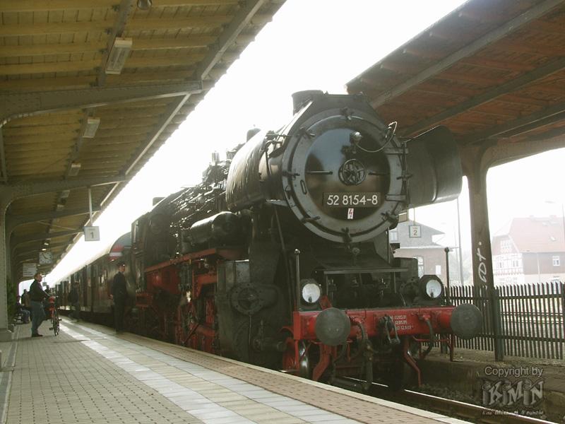 Am Ostersonntag 2003 fhrten die Leipziger Eisenbahnfreunde eine dampfbespannte Sonderfahrt von Leipzig nach Wernigerode und zurck durch. Das Foto zeigt die Maschine 52 8154 kurz vor der Rckfahrt nach Leipzig im Bahnhof Wernigerode.