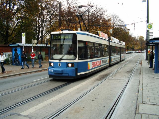Am Ostfriedhof steht 2163 als Linie 27 zum Petuelring.