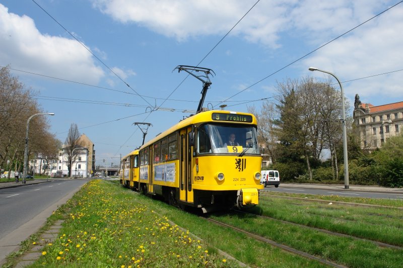 Am Palaisplatz in der N�he des Neust�dter Marktes kam mir eine Tatra-Traktion mit 224 229 an der Spitze als Linie 9 Richtung Prohlis vor die Kamera. (23.04.08)