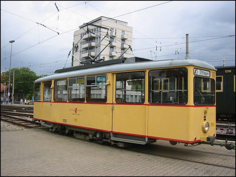 Am Pfingstwochenende 04./05.06.2006 fand beim AVG-Depot in Ettlingen eine Feier zum 35-jhrigen Bestehen der Ulmer Eisenbahnfreunde statt. Dabei wurden auch historische Straenbahnen aus Karlsruhe gezeigt. Im Bild Tw 115, ein so genannter Kriegsstraenbahnwagen, der zusammen mit einigen anderen ab Ende 1948 in Dienst gestellt wurde. Auffallend an dem Fahrzeug sind u.a. die groen Tren, die man auf diesem Bild besonders gut sehen kann.