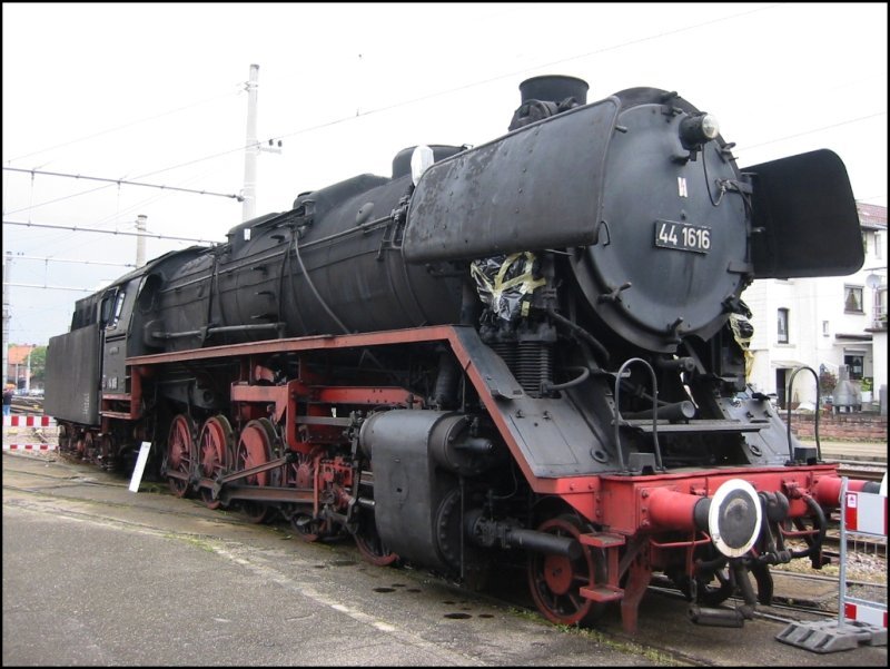 Am Pfingstwochenende 04./05.06.2006 fand beim AVG-Depot und dem Stadtbahn-Bahnhof in Ettlingen eine Feier zum 35-jhrigen Bestehen der Ulmer Eisenbahnfreunde statt. Dabei wurde auch 44 1616 gezeigt. Diese Lok ist zwar roll-, aber nicht betriebsfhig.