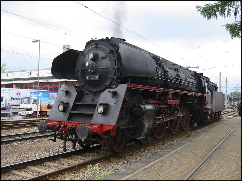 Am Pfingstwochenende 04./05.06.2006 fand beim AVG-Depot und dem Stadtbahn-Bahnhof in Ettlingen eine Feier zum 35-jhrigen Bestehen der Ulmer Eisenbahnfreunde statt. Dabei wurde auch 01 519 fr Dampfzug-Sonderfahrten in das Albtal eingesetzt.
