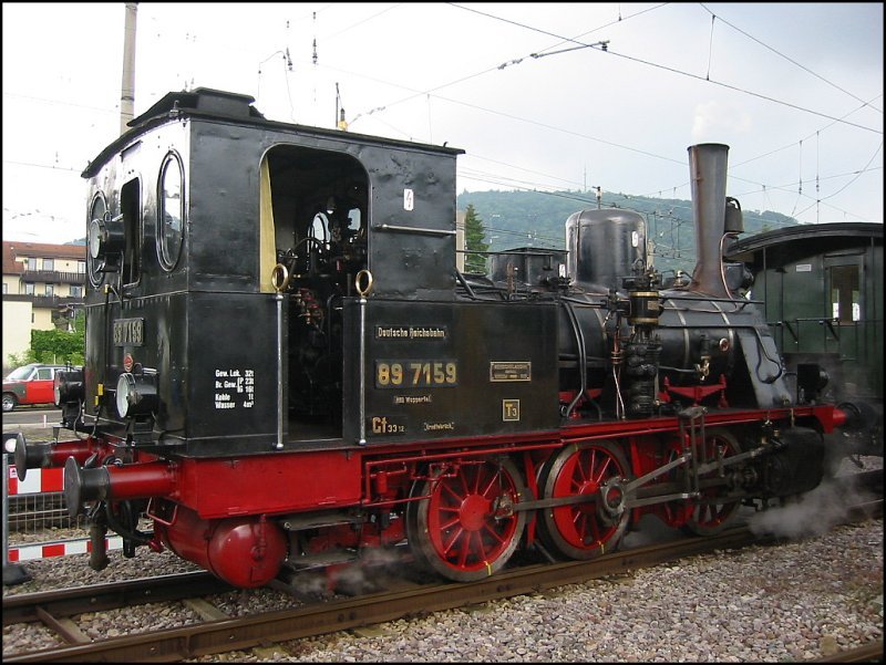 Am Pfingstwochenende 04./05.06.2006 fand beim AVG-Depot und dem Stadtbahn-Bahnhof in Ettlingen eine Feier zum 35-jhrigen Bestehen der Ulmer Eisenbahnfreunde statt. Dabei stand 89 7159 fr Fhrerstandsmitfahrten bereit.