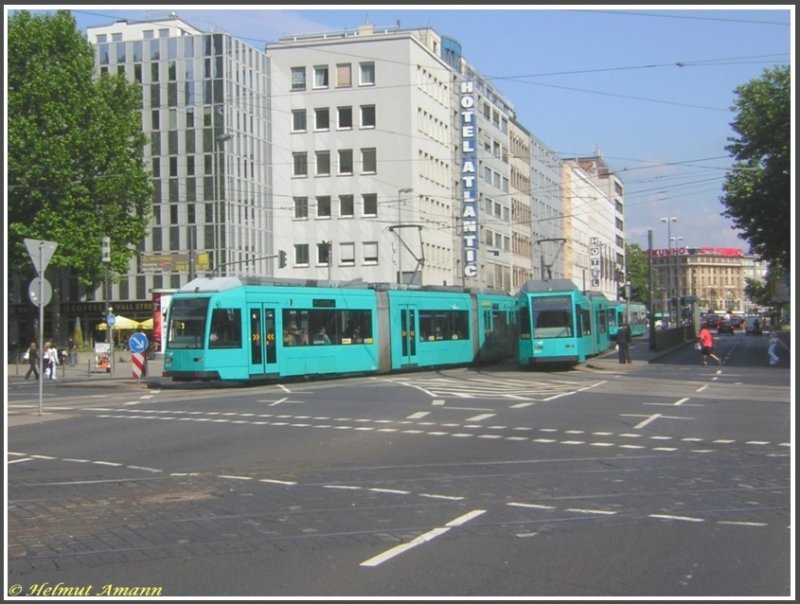 Am Platz der Republik begegneten sich am 11.06.2007 drei R-Triebwagen, die Linie 16 nach Ginnheim mit dem Triebwagen 028 links im Bild, von rechts bog gerade der 21. Zug der Linie 11 mit dem Triebwagen 004 aus der Mainzer Landstra�e in Fahrtrichtung Hauptbahnhof ab. Der dritte R-Triebwagen im Bildhintergrund blieb numerisch unerkannt.