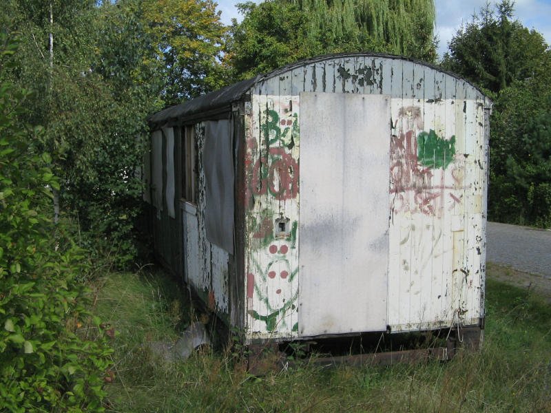 Am Radeburger Bahnhof steht noch dieser Wagenkasten herum, Sieht ein wenig aus wie der Wilsdruffer Bahnpostwagen, 15.09.07