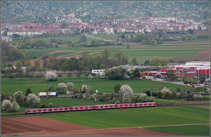 Am Rand von Stuttgart -

Ein S-Bahnzug der Baureihe 420 auf der Linie S6 zwischen Stuttgart-Weilimdorf und Ditzingen. Im Hintergrund ist die Stadt Gerlingen zu erkennen. 

16.04.2009 (M)