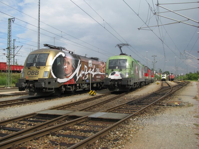 Am Rangierbahnhof Allach ( Mnchen ) die Mozart und Euromotion Taurus der sterreichischen Bundesbahn am 18.07.2008