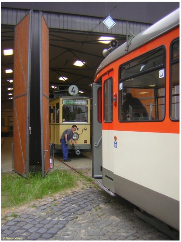 Am Rangierfahrschalter am Heck des M-Triebwagens 102 (ex602) stehend fuhr der Fahrer am 22.06.2006 langsam auf den D-Triebwagen 392 zu, um diesen anzukuppeln und aus der Halle West des Verkehrsmuseums zu ziehen.
