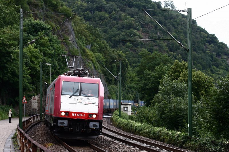 Am regnerischen 8. August 2008 befrdert 185 593 von Crossrail den DGS 40073 (Zeebrugge-Melzo) ber die linke Rheinstrecke in Richtung Bingen.