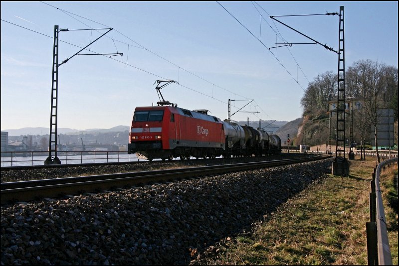 Am Rhein entlang rollt die 152 030 mit ihrer Fracht Richtung Sden. Hier bei Feldkirchen am 09.02.2008.