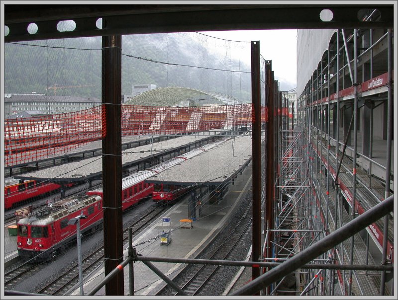 Am Samstag 05.05.2007 war Tag der offenen Baustelle im Feld D der berbauung der neuen Schulen am Churer Bahnhof. Einmal befreit von Baugersten und Sicherheitsnetzen ergibt sich ein toller Blick auf die Perronanlagen, hier mit Ge 4/4 II 622  Arosa 