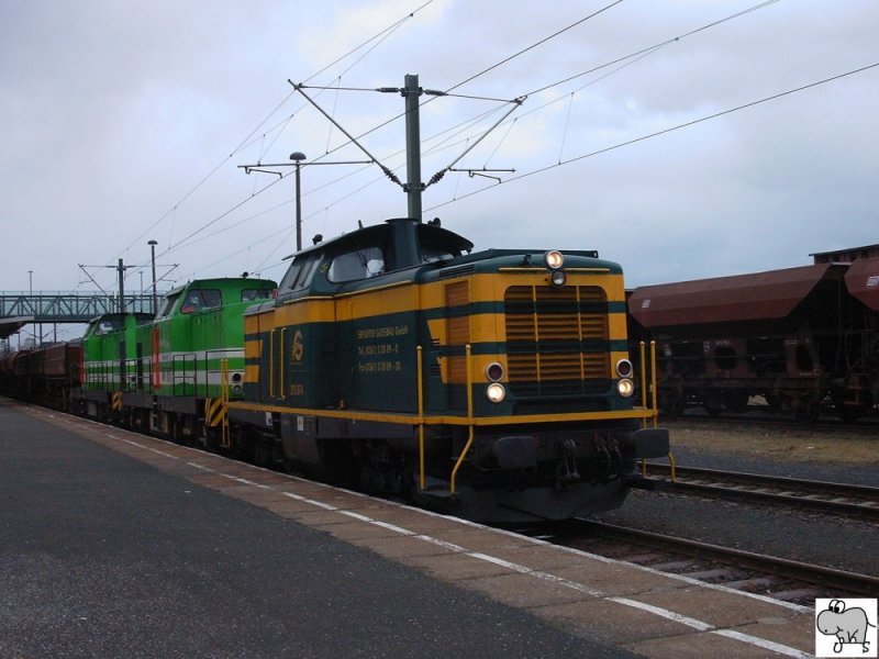 Am Samstag den 1. Mrz 2008 holten die Lokomotiven 20 und 22 der Erfurter Bahn und 211.074 der Erfurter Gleisbau GmbH einen Schotterzug im Bahnhof Sonneberg / Thringen ab. Nachdem die Loks 20 und 22 der Erfurter Bahn den Zug vom Schotterwerk Httengrund geholt hatten wurde Lok 211.074 der Erfurter Gleisbau GmbH erst im Bahnhof von Sonneberg vorgespannt. Nach kurzem Aufenthalt verlieen die drei Lokomotiven mit den Schotterzug den Bahnhof Sonneberg in Richtung Lichtenfels / Bayern.