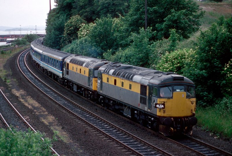 Am Samstag 27. Juni 1992 wurde ein Zugpaar auf der Strecke Edinburgh-Inverness von zwei class 26s anstatt eine class 47 gezogen. 26026 und 26004 bei Burntisland.