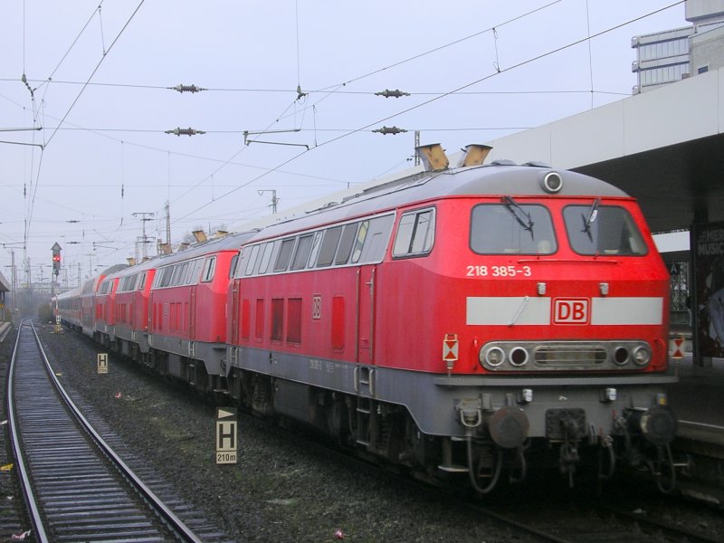 Am Schluss die 218 385-3 am Schadwagenzug in Duisburg Hbf.,Ausfahrt nach Dortmund Hbf.(30.11.2008)