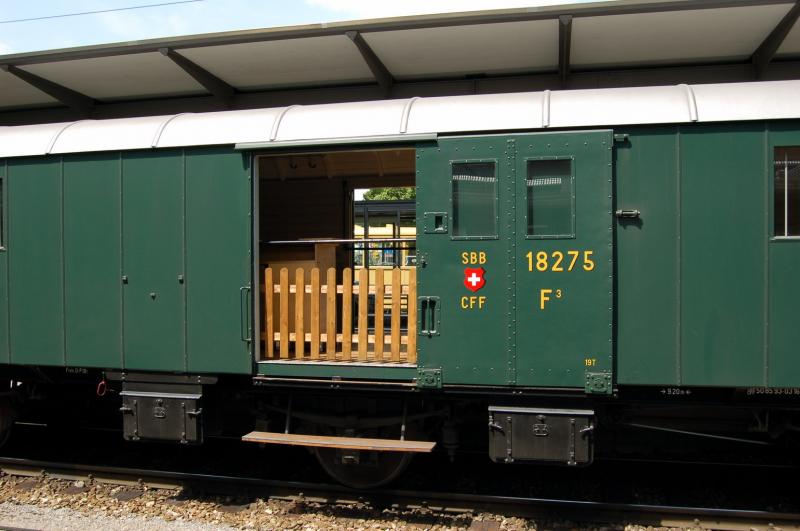 Am Schlu des Jubilums-Extrazuges ein historischer Paketwagen. Bhf. Olten SO am 17.6.2006