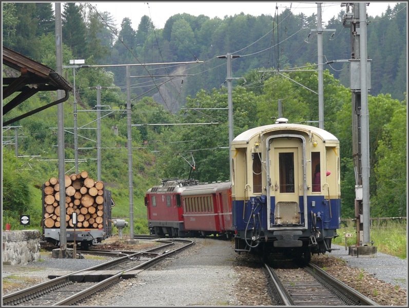 Am Schluss des RE 1224 nach Disentis/Must�r h�ngt ein Pullman Wagen f�r eine japanische Reisegruppe. Hier beim Verlassen der Station Valendas-Sagogn. (07.06.2008)