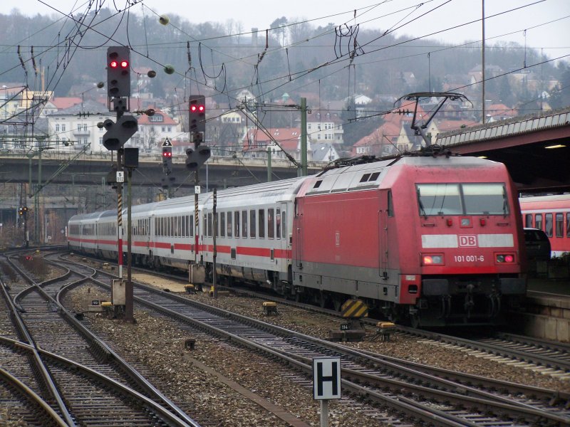 Am Schluss eines 101er Snadwiches hing dan noch 101 001-6. Der InterCity fuhr als IC 2460 von Mnchen Hbf nach Karlsruhe Hbf. Aufgenommen bei der Ausfahrt aus Ulm Hbf am 24.November 2007.