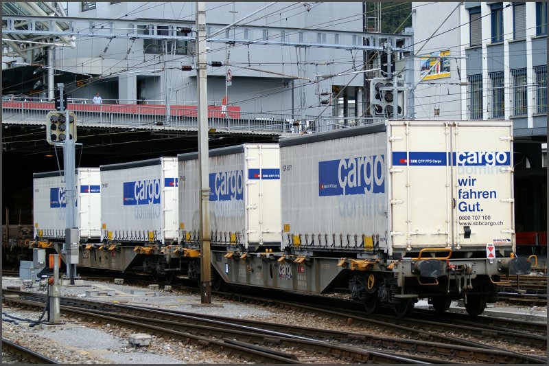 Am Schluss eines ausfahrenden Gterzuges aus Chur befinden sich zwei Tragwagen mit >Cargp Domino< Containern von SBB Cargo. (04.07.2007)
