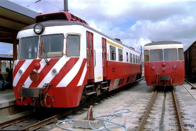Am Schmalspurbahnsteig des Bahnhofs Aveiro steht Triebwagen 9301. Rechts im Bild Beiwagen 9303 (17. Mai 1988).