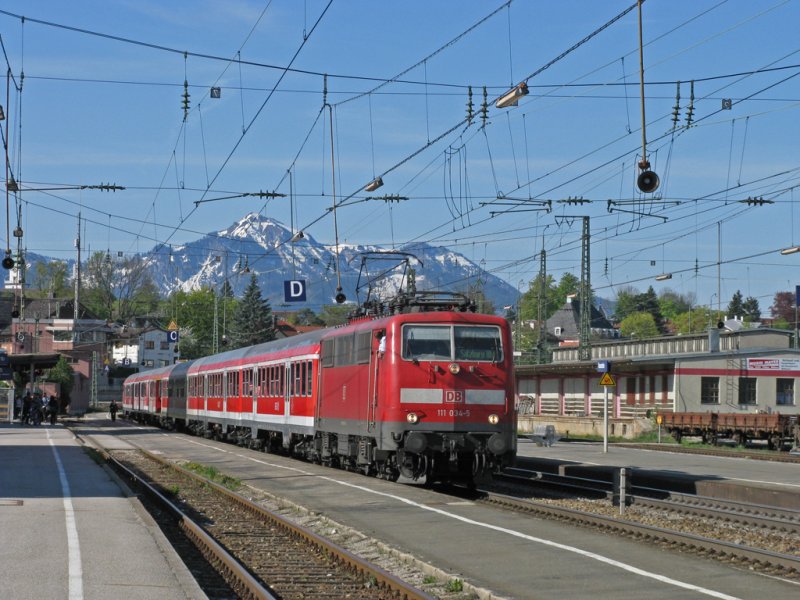 Am sonnig-klaren 25.4.2009 steht Lok 111 034 abfahrbereit mit RB30007 Mnchen - Salzburg in Traunstein. 