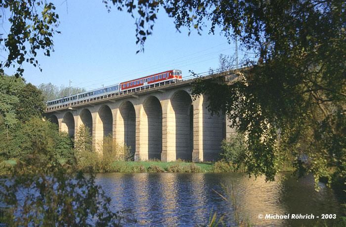 Am sonnigen 18. Oktober 2003 berquert ein Triebzug der BR 624 den Schildescher Viadukt bei Bielefeld.