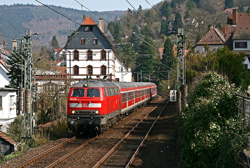 Am sonnigen 2. April 2009 ist die Karlsruher 218 480 mit dem RE 4838 von Heilbronn nach Mannheim im Heidelberger Ortsteil Schlierbach unterwegs.