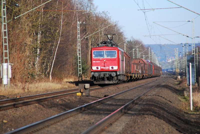 Am sonnigen Nachmittag des 25.01.2009 kam die 155 143-1 aus Bielefeld in Richtung Ruhrgebiet. Mit einem langen und ger�uschintensiven G�terzug im Schlepp k�mpft sie sich die Steigung zur �berf�hrung des Gleiswechsels in Avenwedde herauf. Ein prima Pflegezustand hatte die Lok an diesem Tag. Leuchtet pr�chtig rot in der Sonne.