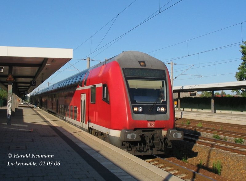 Am sonnigen Sonntagmorgen hlt dieser RE5 Zug Falkenberg/E. - Stralsund im Bf Luckenwalde bei Jterbog. RE38308 am 02.07.06.