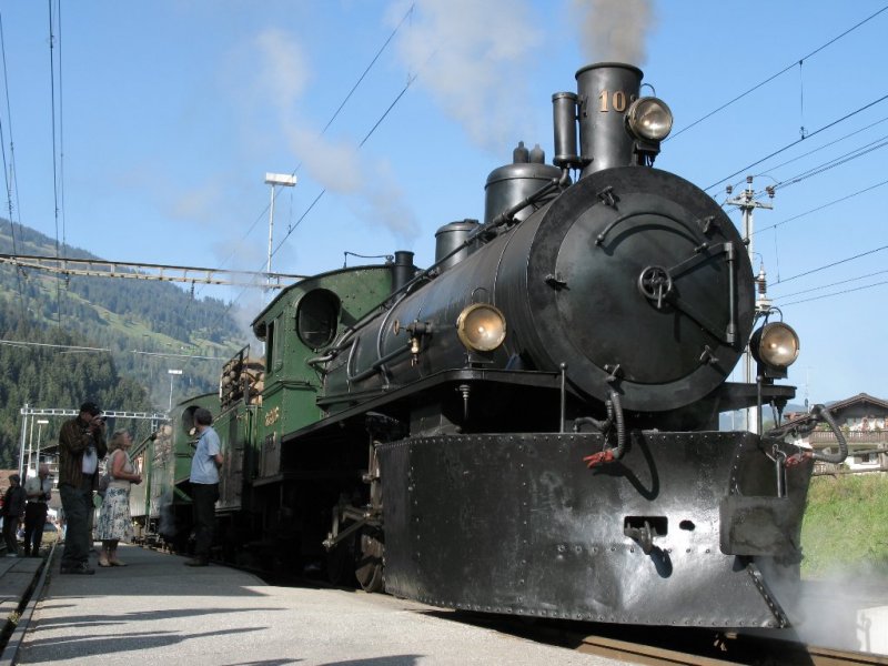 Am Sonntag den 16.09.2007 fand eine spektakulre
Damffahrt mit einer Doppeltraktion statt.
Die beiden Dampfloks G4/5 108 und G 4/5 107 hatten
Hier in Kblis einen Zwischenhalt.