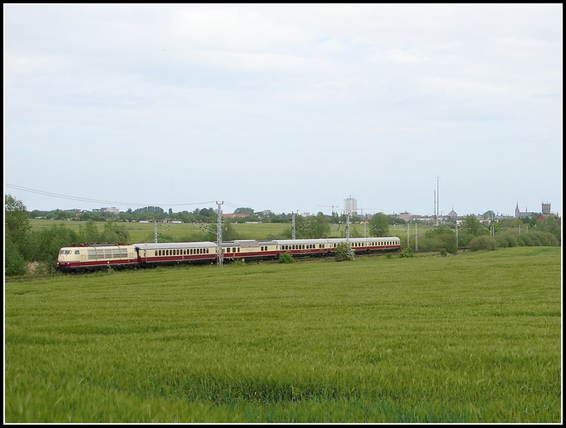 Am Sonntag den 20.05.07 macht sich die 103 184 auf dem Weg in Richtung Bonn. Aufgenommen kurz nach verlassen von Rostock.