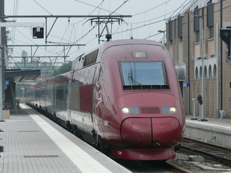 Am Sonntagmittag staunte ich nicht schlecht, als dieser Thalys langsam auf Gleis 3 im Bhf Welkenraedt einfuhr und dort stehenblieb. Normalerweise rauschen diese Triebzge mit 100 km/h auf den Gleisen 4 und 5 durch den Bahnhof. Der TF erklrte mir, dass die Verbindung zwischen Belgien und Deutschland wegen eines Schadens an der Oberleitung im Bereich des Bhf Aachen unterbrochen sei. Aufgenommen am 28/06/2009.